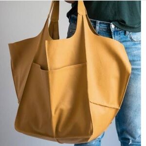 Women’s larger tote